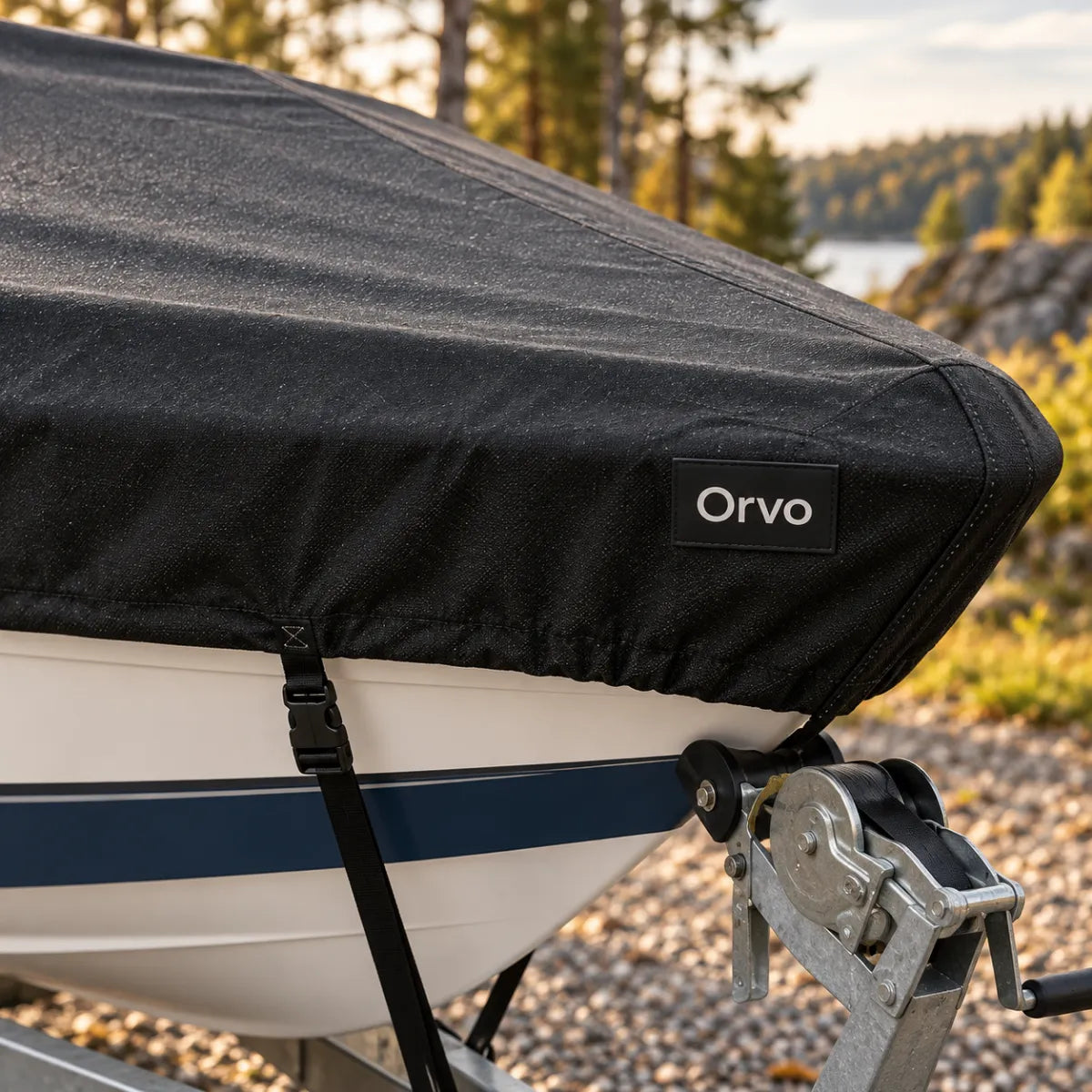 Nahaufnahme am Bug: schwarzes 600D-Gewebe mit Orvo-Logo und elastischem Saum um den Rumpf