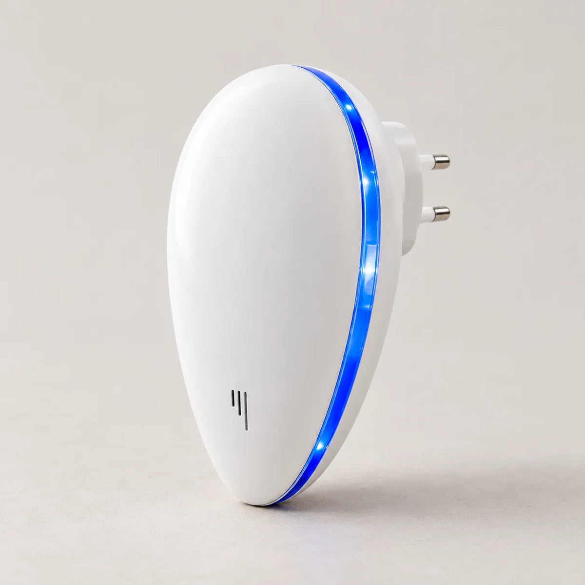ORVO PestGuard Ultraschall-Abwehr in Weiß mit blauem LED-Ring und Eurostecker vor hellem Hintergrund
